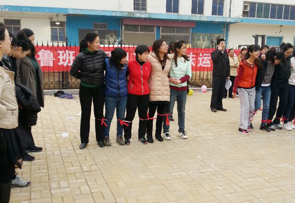 2014年3月7日，公司全體女職工以昂揚(yáng)的斗志，飽滿的精神狀態(tài)，參加了金魯班集團(tuán)組織的第一屆趣味運(yùn)動(dòng)會(huì)，并參與了跳繩、拔河、踢毽子等7個(gè)項(xiàng)目的比賽，包攬了踢毽子前三名的傲人戰(zhàn)績(jī)，拔河獲第二名。