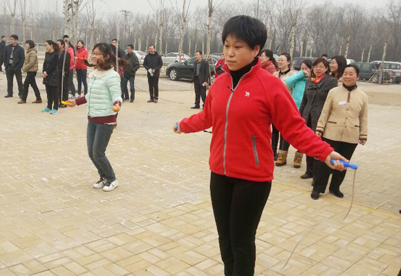 2014年3月7日，公司全體女職工以昂揚(yáng)的斗志，飽滿的精神狀態(tài)，參加了金魯班集團(tuán)組織的第一屆趣味運(yùn)動(dòng)會(huì)，并參與了跳繩、拔河、踢毽子等7個(gè)項(xiàng)目的比賽，包攬了踢毽子前三名的傲人戰(zhàn)績(jī)，拔河獲第二名。