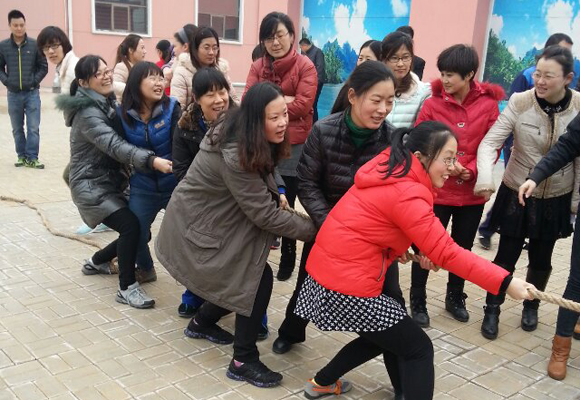 2014年3月7日，公司全體女職工以昂揚(yáng)的斗志，飽滿的精神狀態(tài)，參加了金魯班集團(tuán)組織的第一屆趣味運(yùn)動(dòng)會(huì)，并參與了跳繩、拔河、踢毽子等7個(gè)項(xiàng)目的比賽，包攬了踢毽子前三名的傲人戰(zhàn)績(jī)，拔河獲第二名。